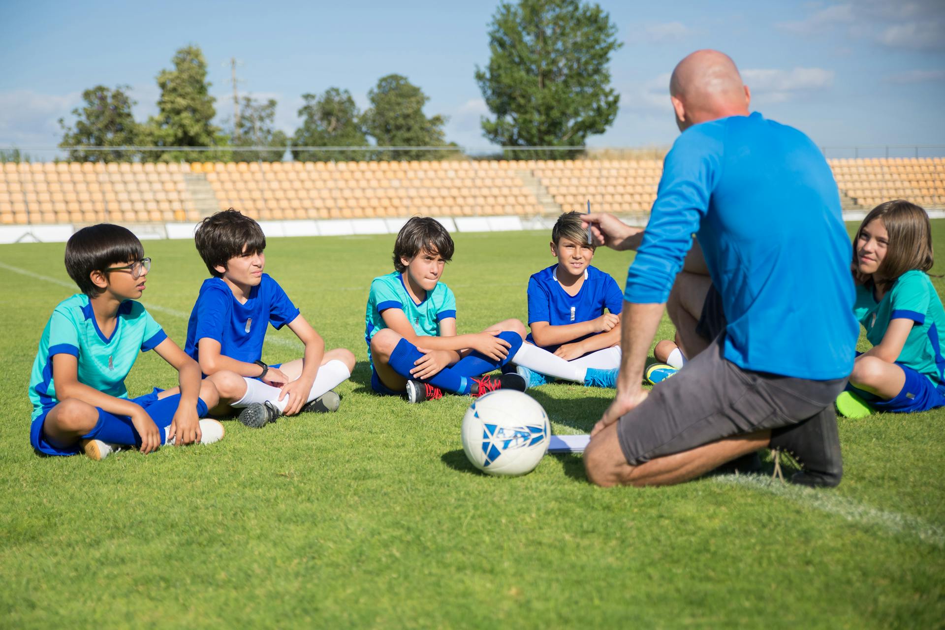 Ropa deportiva para colegios: camisetas de futbol, pantalones y medias para entrenadores, jugadores y porteros